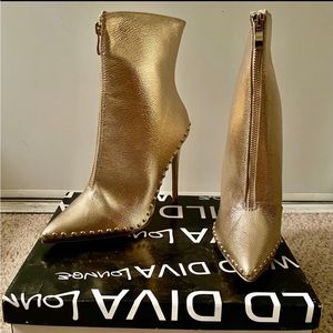 Wild Diva Lounge Gold Boots in EUC sz 9  Perfect for New Year’s